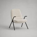Poltrona relax imbottita in tessuto bouclé di poliestere con braccioli in acciaio, crema e nero, 73 x 78 x 86 cm